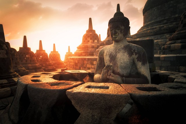 Ilustrasi patung Buddha yang sedang bermeditasi dan stupa batu Candi Borobudur. Foto: Perfect Lazybones/Shutterstock