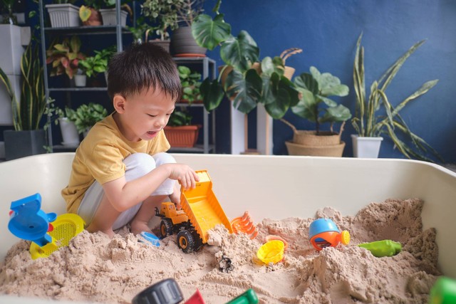 Ilustrasi anak bermain pasir. Foto: Shutterstock