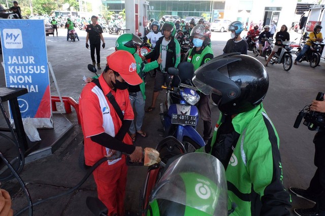 Relawan UKM Sahabat Sandi Makassar memberikan bantuan voucher BBM murah ke para ojol di SPBU Racing, Kota Makassar, Sulawesi Selatan, Rabu (22/9/2022). Foto: Dok. Istimewa