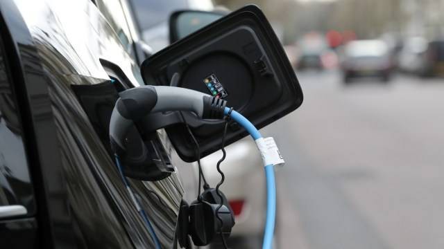 Ilustrasi kenapa mobil listrik bebas ganjil genap. Foto: REUTERS/Antonio Bronic