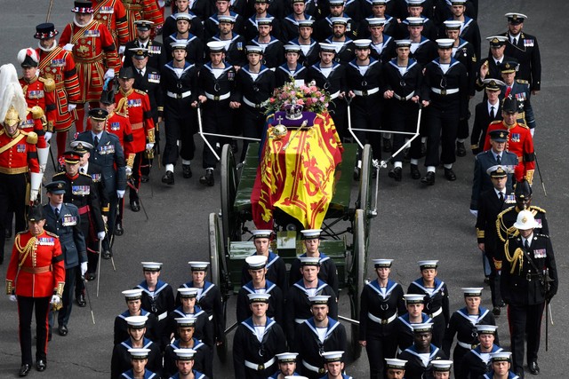 15 pelaut perempuan Angkatan Laut Kerajaan Inggris cetak sejarah, ikut menarik peti mati Ratu Elizabeth dengan State Gun Carriage saat upacara pemakaman Ratu Elizabeth II, Senin (19/9/2022). Foto: Daniel LEAL/AFP