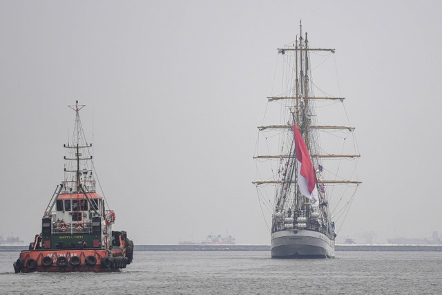 mKRI Dewaruci (kanan) berlayar mengikuti pelayaran Ekspedisi Maritim 2022 di Dermaga Kolinlamil, Jakarta, Kamis (22/9/2022). Foto: M Risyal Hidayat/ANTARA FOTO