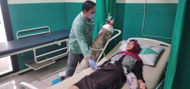 Salah seorang korban penusukan di dalam angkot jurusan Sumedang-Cicalengka mendapat perawatan di salah satu rumah sakit. Foto: Istimewa