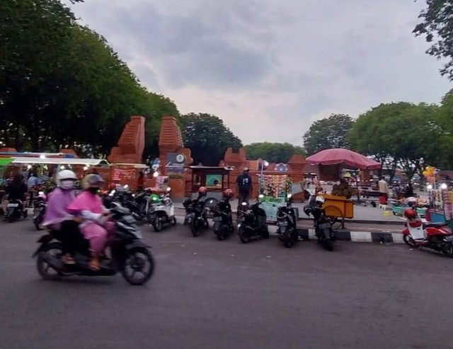 Alun-alun Sangkalabuana yang terletak tepat di depan Keraton Kasepuhan Cirebon Jawa Barat.(Juan)