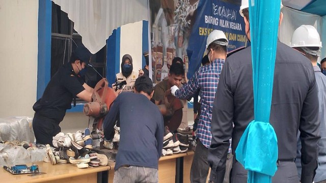 Pemusnahan ratusan pasang sepatu bekas ilegal (TIKA AYU/SELASAR RIAU)