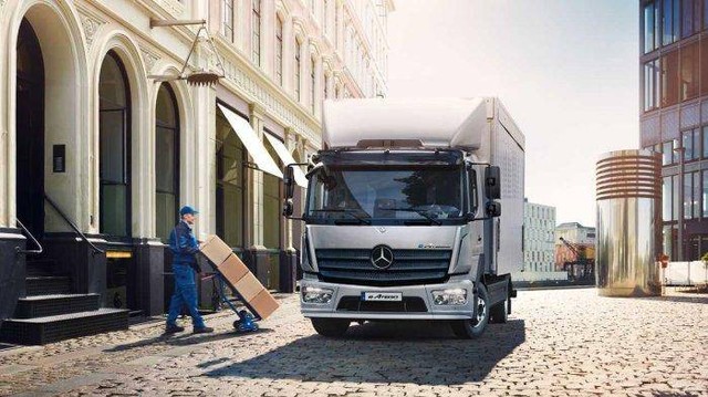 Mercedes Benz Trucks resmi memperkenalkan truk listrik kelas menengah (medium-duty) eAtego di IAA Transportation 2022. Foto: dok. inside EV
