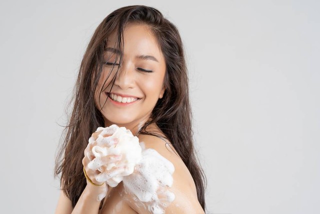 Ilustrasi mandi dengan body wash yang mengandung asam amino. Foto: TORWAISTUDIO/Shutterstock
