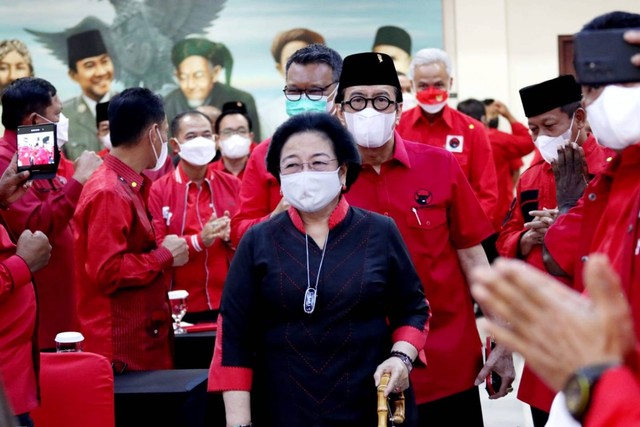 Megawati Soekarnoputri memberi pengarahan kepada para kader partai, Kamis (22/9). Foto: Dok. PDIP