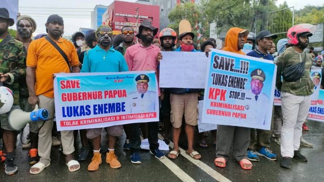 Aksi massa 'Save Lukas Enembe' di Taman Imbi Kota Jayapura. (BumiPapua.com/Katharina)
