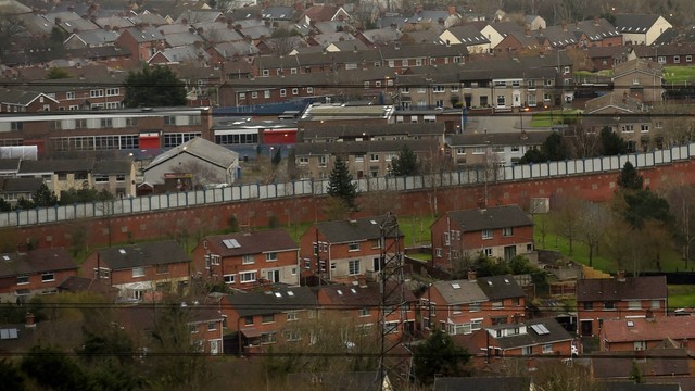 Tembok perdamaian yang memisahkan komunitas Katolik dan Protestan terlihat di Belfast, Irlandia Utara 1 Maret 2017. Foto: Clodagh Kilcoyne/REUTERS