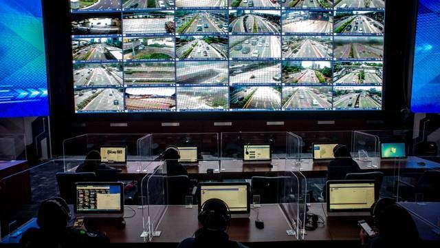 Petugas NTMC Korlantas Polri mengamati pergerakan arus lalu lintas pada layar di Gedung National Traffic Management Center (NTMC) Korlantas Polri, Jakarta. Foto: Aprillio Akbar/ANTARA FOTO