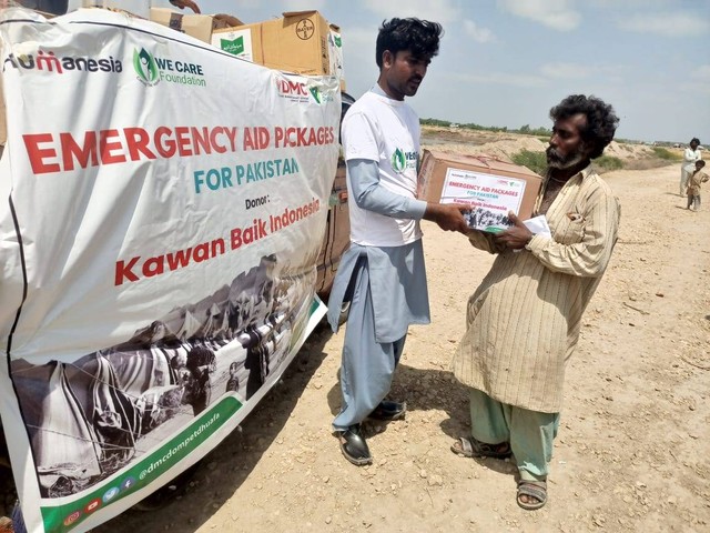 Disaster Management Center (DMC) Dompet Dhuafa membagikan paket sembako bagi penyintas banjir di Pakistan, Rabu (21/09/2022).Melalui We Care Foundation salah satu mitra lokal Dompet Dhuafa di Pakistan, paket sembako tersebut sampai pada penyintas banjir. Sebanyak 120 paket dibagikan untuk masyarakat di Qadir Dino Shah, Doulatpur Taluka Shahbandar, Distrik Sujawal, Provinsi Sindh, Pakistan.