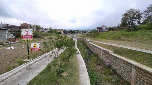 Kondisi aliran Sungai Sambong di Desa Bulukerto Kota Batu usai disentuh penanganan pasca banjir bandang. Foto/Azmy