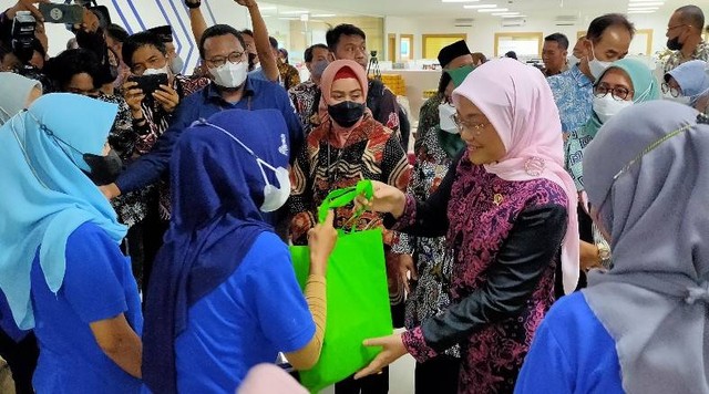 Menaker Ida Fauziyah didampingi Deputi Direktur Wilayah Jateng DIY BPJS Ketenagakerjaan Cahyaning Indriasari secara simbolis menyerahkan BSU kepada pekerja di PT Leea Footwear Indonesia, di Lebaksiu, Tegal, Jateng, Kamis (22/9/2022). (setyadi/panturapost.com)