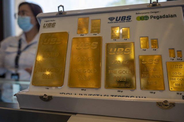 Pegawai menunjukkan pajangan emas cetakan Antam PT Pegadaian (Persero) di Palu, Sulawesi Tengah, Kamis (22/9/2022). Foto: Basri Marzuki/Antara Foto