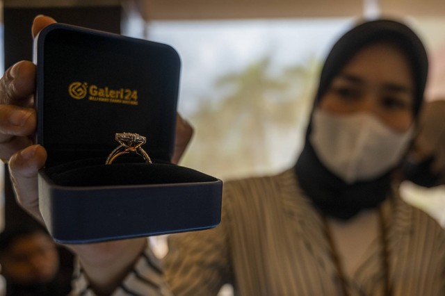 Pegawai menunjukkan cincin emas bertahtakan berlian di PT Pegadaian (Persero) di Palu, Sulawesi Tengah, Kamis (22/9/2022). Foto: Basri Marzuki/Antara Foto