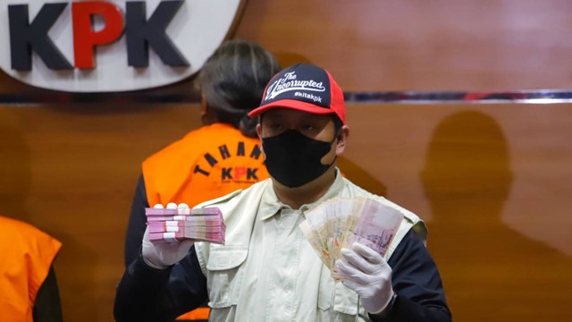 Pegawai KPK menunjukkan barang bukti terkait Operasi Tangkap Tangan (OTT) pegawai Mahkamah Agung di Gedung KPK RI, Jakarta, Jumat (22/9/2022). Foto: Iqbal Firdaus/kumparan