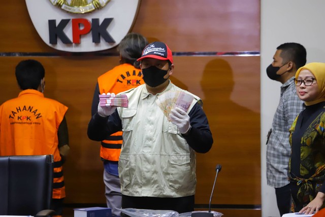Pegawai KPK menunjukkan barang bukti terkait Operasi Tangkap Tangan (OTT) pegawai Mahkamah Agung di Gedung KPK RI, Jakarta, Jumat (22/9/2022). Foto: Iqbal Firdaus/kumparan