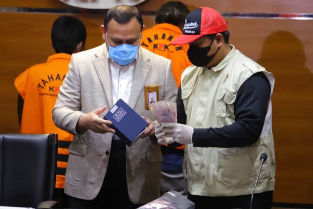 Ketua KPK Firli Bahuri menunjukkan barang bukti terkait Operasi Tangkap Tangan (OTT) pegawai Mahkamah Agung di Gedung KPK RI, Jakarta, Jumat (22/9/2022). Foto: Iqbal Firdaus/kumparan