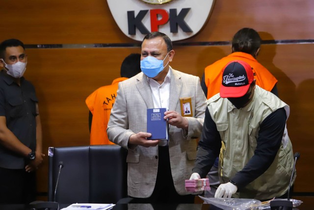 Ketua KPK Firli Bahuri menunjukkan barang bukti terkait Operasi Tangkap Tangan (OTT) pegawai Mahkamah Agung di Gedung KPK RI, Jakarta, Jumat (22/9/2022). Foto: Iqbal Firdaus/kumparan