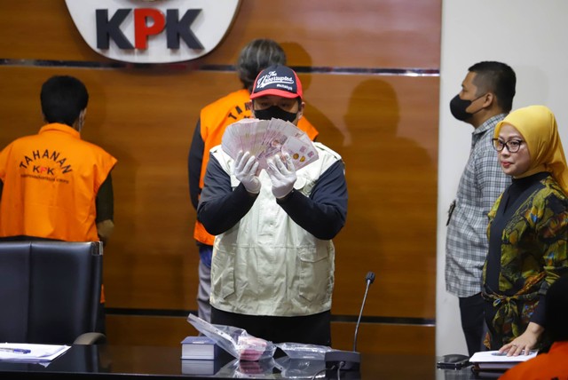 Pegawai KPK menunjukkan barang bukti terkait Operasi Tangkap Tangan (OTT) pegawai Mahkamah Agung di Gedung KPK RI, Jakarta, Jumat (22/9/2022). Foto: Iqbal Firdaus/kumparan