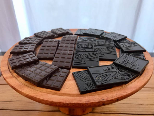 Dark chocolate dari Cacao Barry dan cokelat Satin Black dari Van Houten Professional. Foto: Regina Kunthi Rosary/kumparan