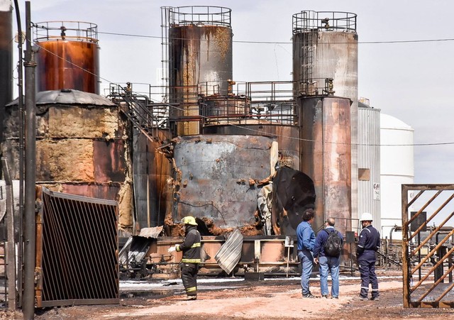 Kondisi kilang New American Oil (NAO) setelah meledak di Plaza Huincul, provinsi Neuquen, Argentina, Kamis (22/9/2022). Foto: Fernando Ranni/Reuters