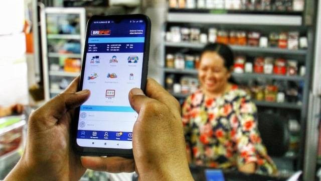 Ilustrasi pelaku UMKM mengajukan pinjaman KUR BRI 100 juta. Foto: Bank BRI