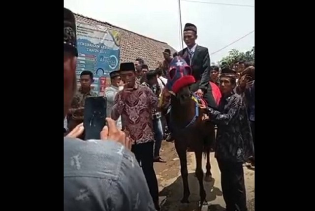Unik! Mempelai Pria di Desa Krisik Datang ke Nikahan Naik Kuda