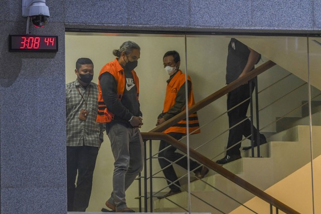 Pengacara Intidana Yosep Parera (kedua kiri) dan Eko Suparno (kanan) mengenakan rompi tahanan usai terjaring operasi tangkap tangan (OTT) di gedung KPK, Jakarta, Jumat (23/9/2022). Foto: ANTARA FOTO/Galih Pradipta