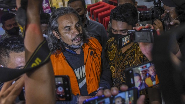 Penasihat hukum Intidana Yosep Parera mengenakan rompi tahanan seusai diperiksa di gedung KPK, Jakarta, Jumat (23/9/2022).  Foto: ANTARA FOTO/Galih Pradipta