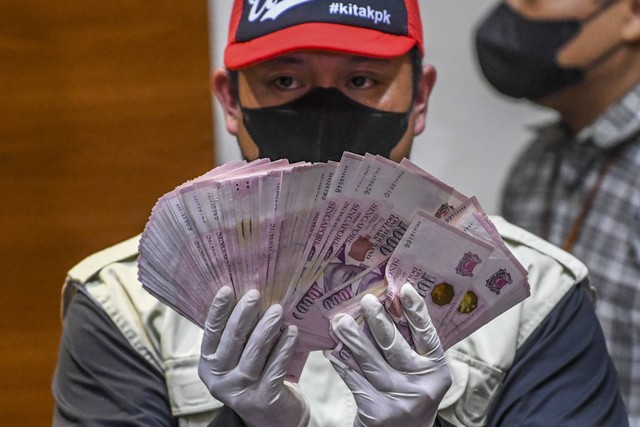 Petugas KPK menunjukan barang bukti Dollar Singapura saat menggelar keterangan pers terkait operasi tangkap tangan (OTT) perkara di Mahkamah Agung di gedung KPK, Jakarta, Jumat (23/9/2022). Foto: ANTARA FOTO/Galih Pradipta