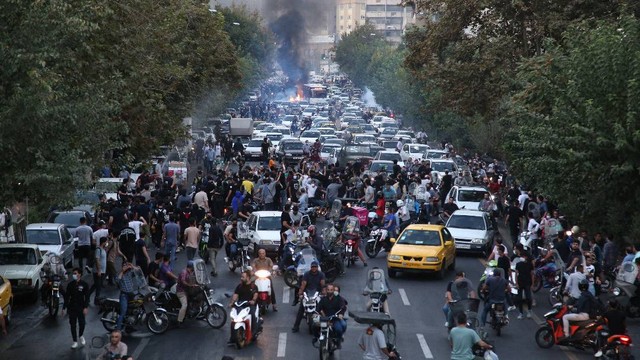 Para demonstran Iran turun ke jalan-jalan di ibukota Teheran selama protes untuk Mahsa Amini, beberapa hari setelah dia meninggal dalam tahanan polisi. Foto: AFP
