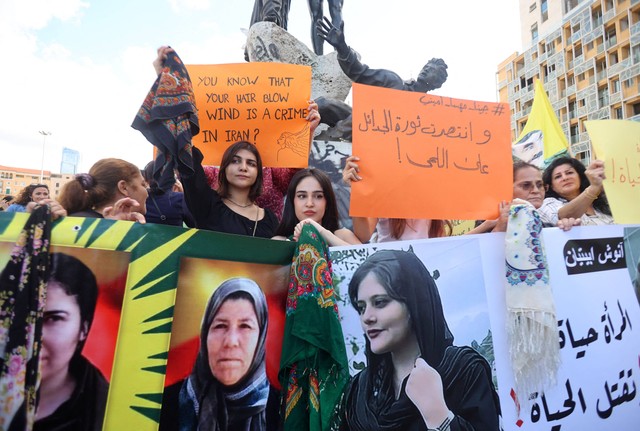 Wanita Kurdi dan Lebanon mengambil bagian dalam unjuk rasa di distrik pusat kota Beirut pada 21 Spetember 2022, beberapa hari setelah pihak berwenang Iran mengumumkan kematian Mahsa Amini. Foto: ANWAR AMRO/AFP 