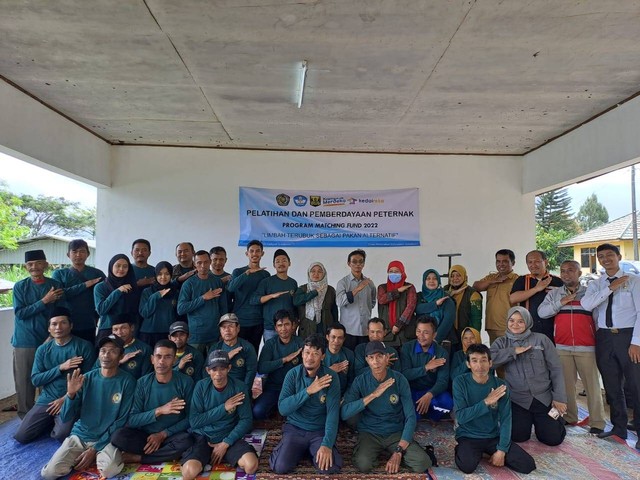 Dosen UMMI foto bersama dengan Dinas Peternakan Kab. Sukabumi dan Peserta Pelatihan. Foto : Dokumen Panitia