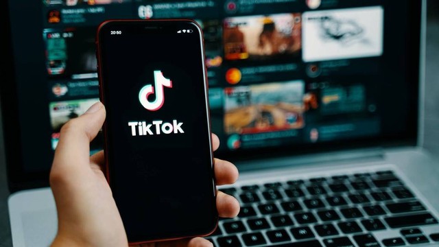 Cara menghilangkan nama di TiKTok Video. Foto: Konstantin Savusia/Shutterstock