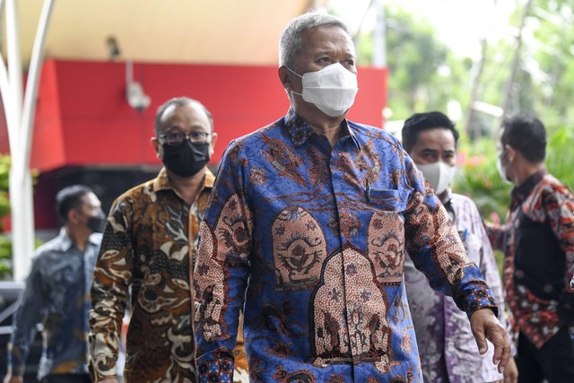 Hakim Agung Mahkamah Agung (MA) Sudrajad Dimyati (tengah) berjalan saat tiba di Gedung Merah Putih, KPK, Jakarta, Jumat (23/9/2022). Foto: ANTARA FOTO/M Risyal Hidayat