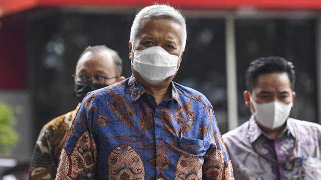 Hakim Agung Mahkamah Agung (MA) Sudrajad Dimyati (tengah) berjalan saat tiba di Gedung Merah Putih, KPK, Jakarta, Jumat (23/9/2022). Foto: ANTARA FOTO/M Risyal Hidayat