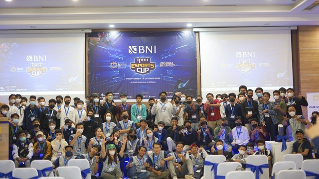 Para peserta turnamen berfoto bersama dalam pembukaan BNI-IPMI Esports Cup 2022 di IPMI International Business School, Jakarta, Sabtu, 17 September 2022. (Kevin - IPMI Campus)