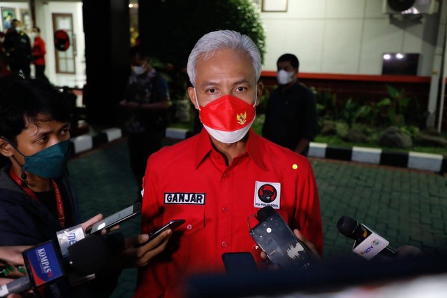Gubernur Jateng Ganjar Pranowo saat rapat konsolidasi terkait Kebijakan Pembangungan Trisakti di Sekolah Partai PDIP, Jalan Raya Lenteng Agung, Jakarta Selatan, Kamis (22/9). Foto: Dok. Istimewa