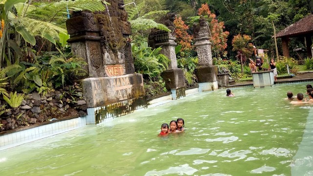 Suasana di Wisata Eka Tirta (WET) berupa spot wisata air panas yang bersumber dari Gunung Batukaru, Tabanan, Bali - LSU