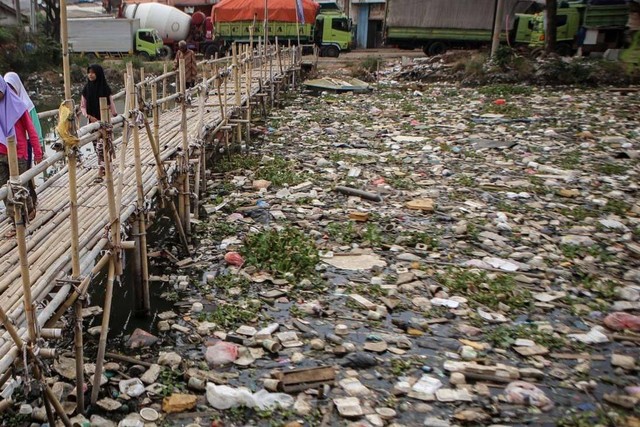 Sampah memenuhi Kali Dadap di Tangerang, Jumat (23/9). Foto: Dok. Istimewa