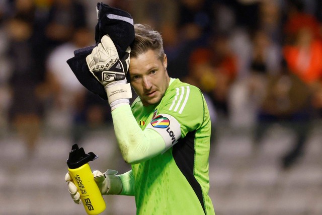 Penjaga gawang Wales Wayne Hennessey menggunakan ban kapten OneLove saat melawan Belgia pada pertandingan Grup D UEFA Nations League di Stadion King Baudouin, Brussel, Belgia.  Foto: Yves Herman/REUTERS