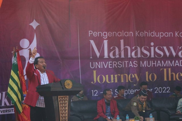 Dr. Ma’mun Murod, M.Si. (Rektor UMJ) saat menyampaikan sambutan di hari ketiga PKKMB UMJ 2022, yang bertempat di Plaza FISIP, pada Rabu (14/9/2022).