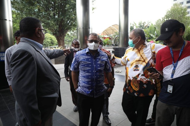 Tim Hukum Gubernur Papua Lukas Enembe tiba di Gedung KPK, Jakarta, Jumat (23/9/2022).  Foto: Aditia Noviansyah/kumparan