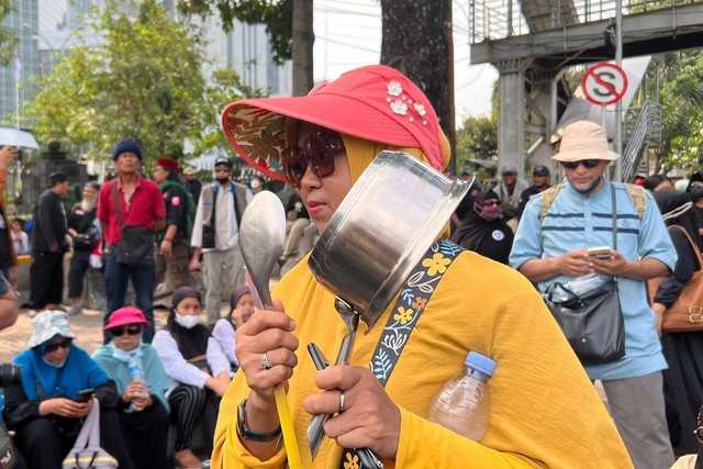 Emak-emak ramaikan aksi unjuk rasa di kawasan Patung Kuda, Jakarta Pusat, Jumat (23/9). Foto: Haya Syahira/kumparan