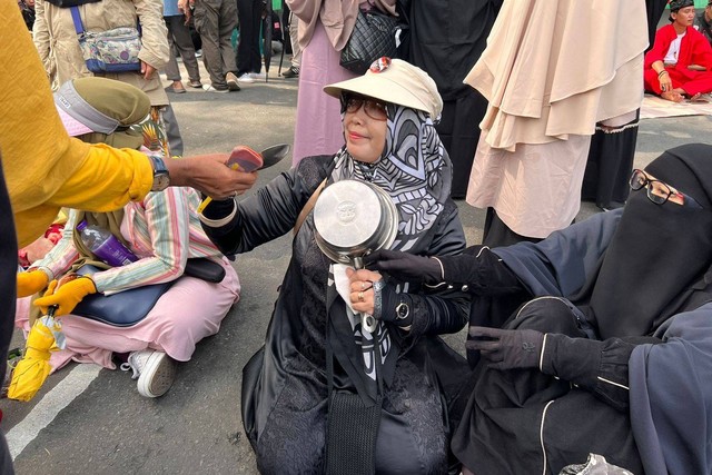 Emak-emak ramaikan aksi unjuk rasa di kawasan Patung Kuda, Jakarta Pusat, Jumat (23/9). Foto: Haya Syahira/kumparan