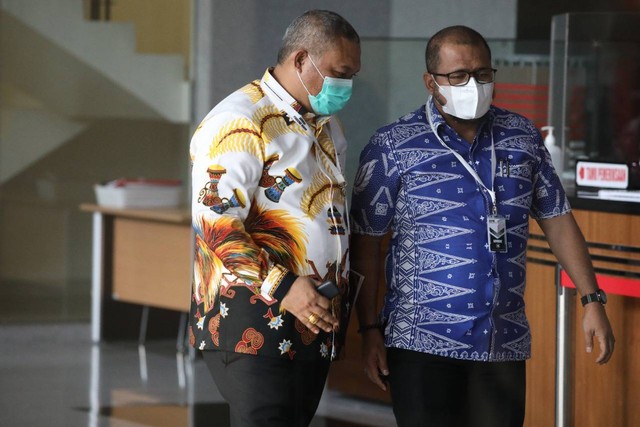 Pengacara Gubernur Papua Lukas Enembe, Stefanus Roy Rening tiba di gedung KPK, Jakarta, Jumat (23/9/2022). Foto: Aditia Noviansyah/kumparan