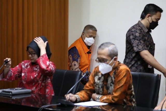 Hakim Agung Sudrajad Dimyati  berjalan mengenakan rompi tahanan usai diperiksa di Gedung Merah Putih KPK, Jakarta, Jumat (23/9/2022).  Foto: Aditia Noviansyah/kumparan