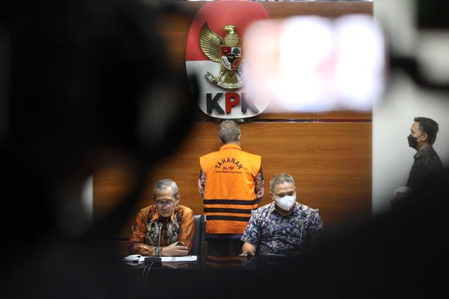 Hakim Agung Sudrajad Dimyati mengenakan rompi tahanan saat dihadirkan konpers di Gedung Merah Putih KPK, Jakarta, Jumat (23/9/2022).
 Foto: Aditia Noviansyah/kumparan